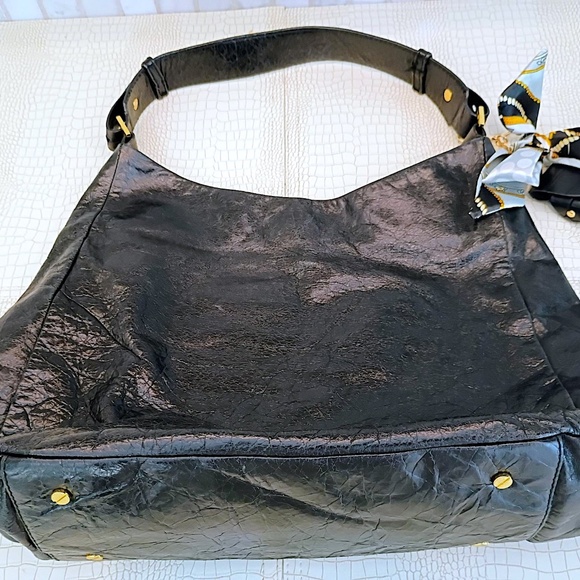 Rare Close to New Classic Torey Burch Large Shoulder Bag is crafted in Crinkled - Picture 7 of 16